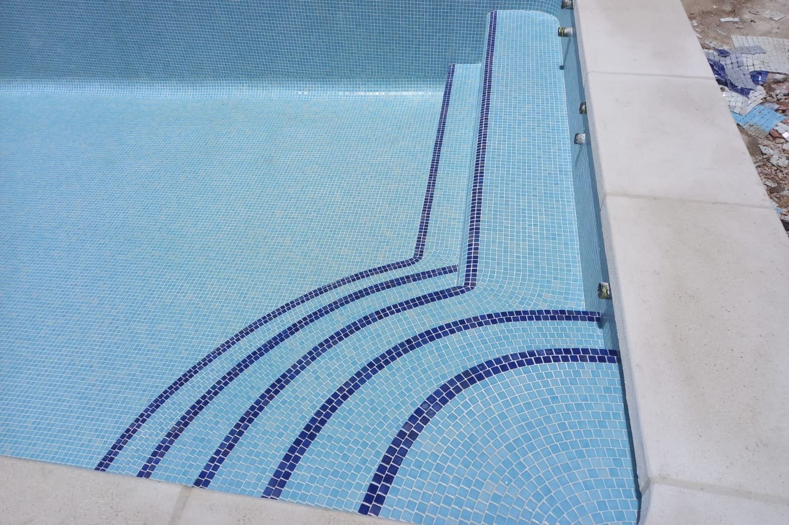 Construcción de escalera de obra en piscina