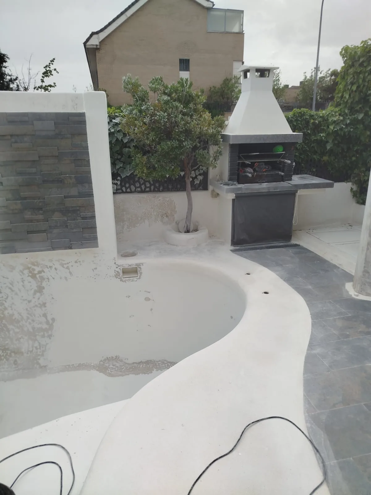 Piscina con el soporte envejecido y zonas deterioradas antes de rehabilitarla con fibra