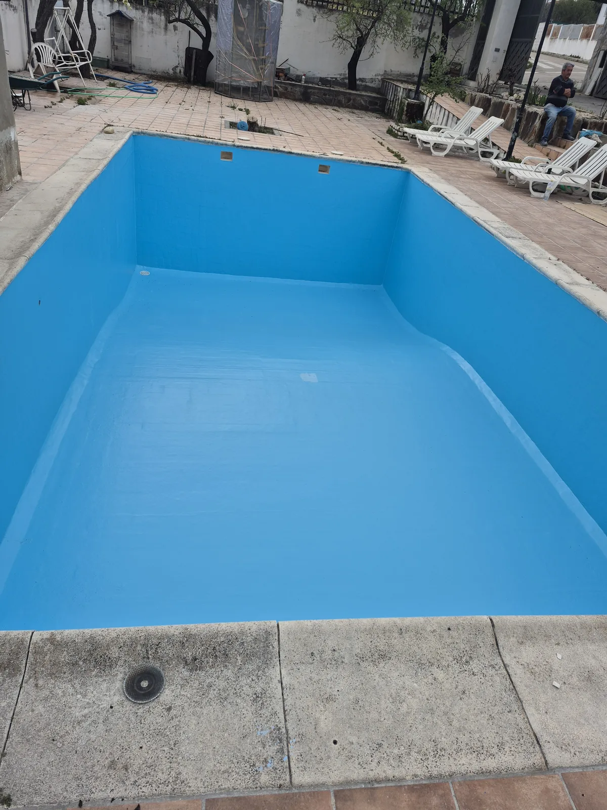 Piscina clásica rehabilitada con revestimiento continuo de color azul