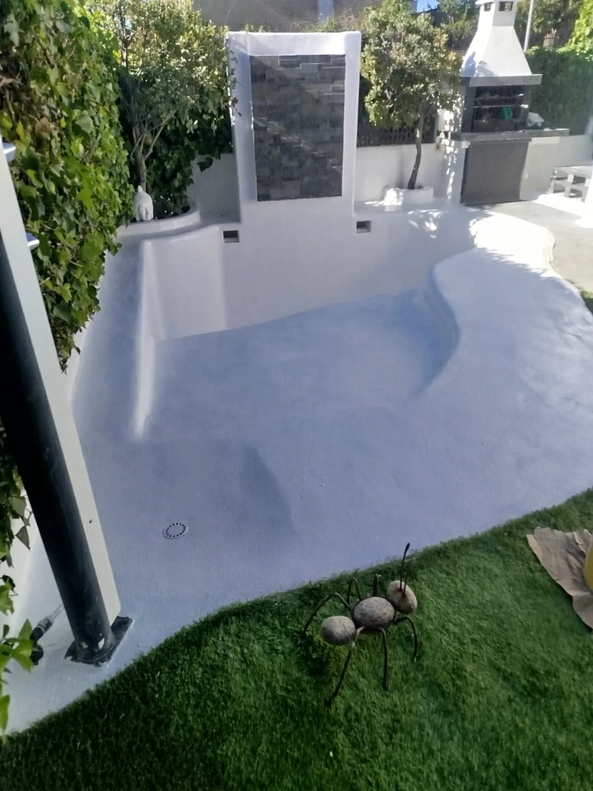 Piscina terminada tras la rehabilitación con acabado continuo claro