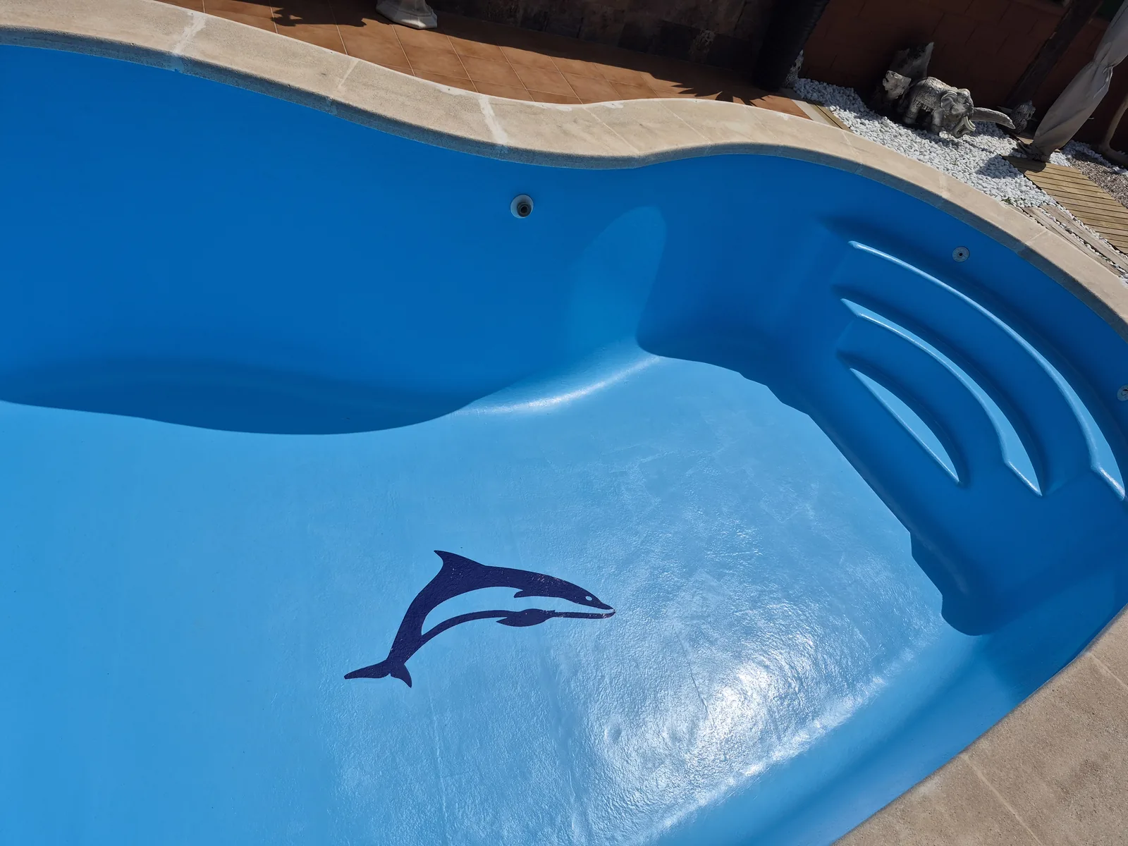 Piscina de forma orgánica revestida con fibra de vidrio y poliéster