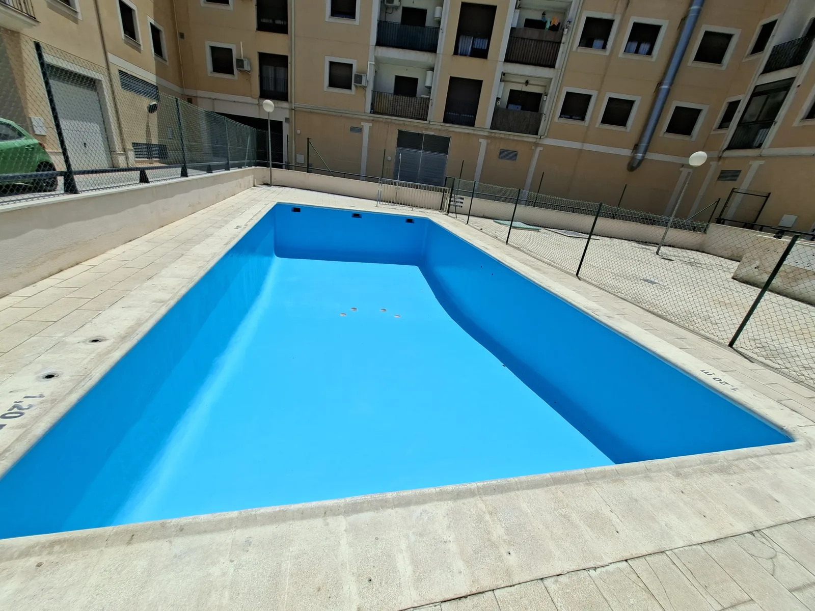 Piscina comunitaria rehabilitada con revestimiento continuo de fibra de vidrio y poliéster