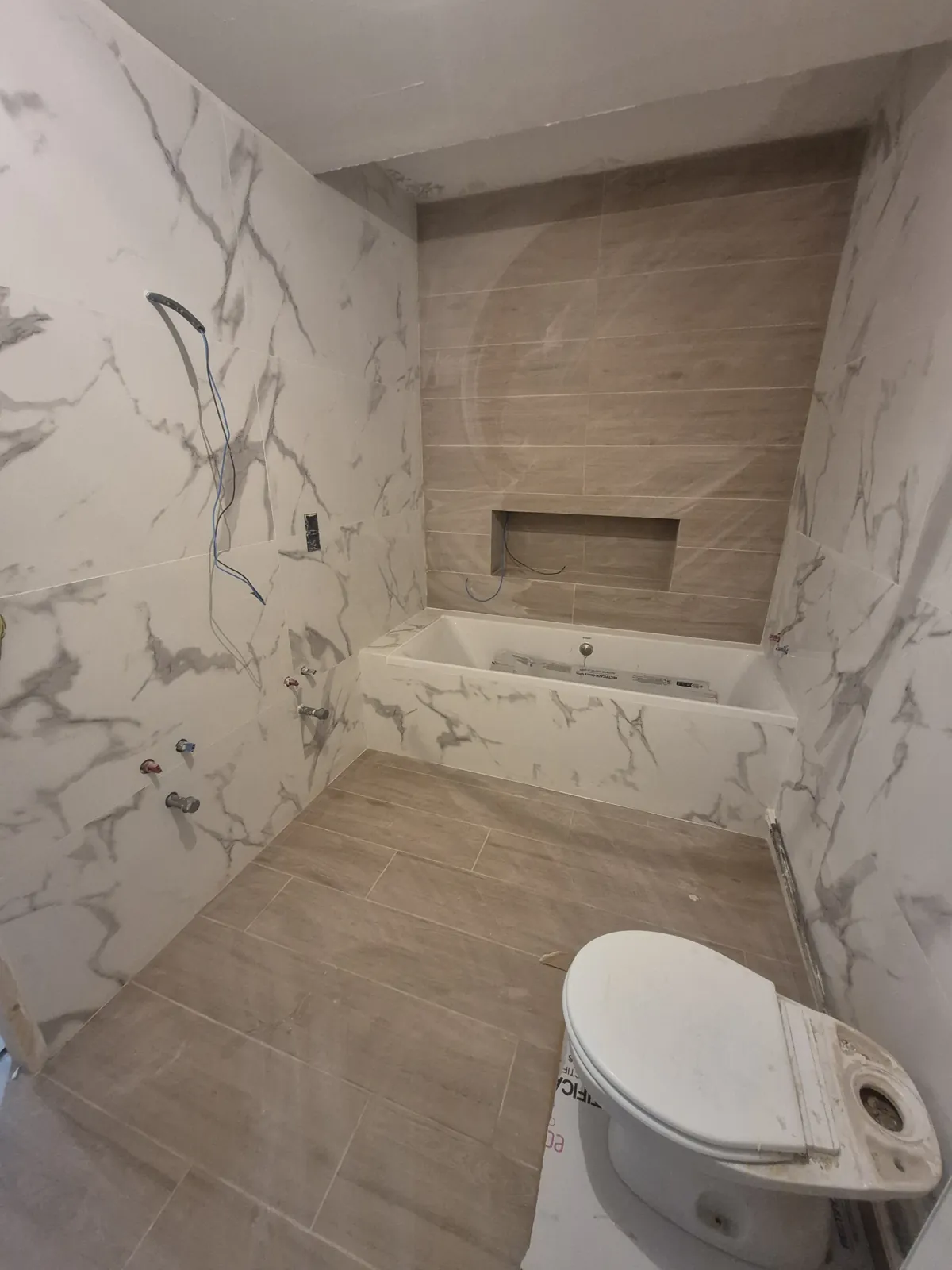 Alicatado y hornacina del baño durante la obra
