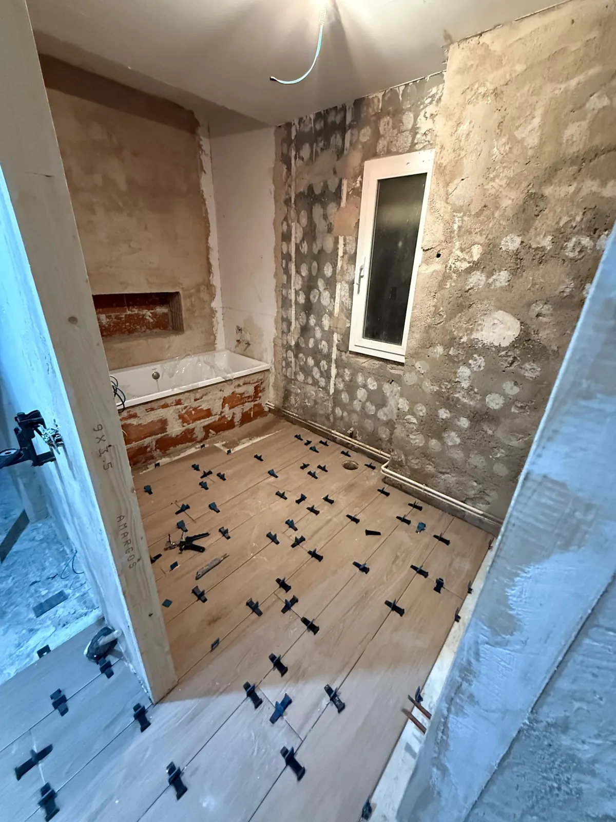 Colocación del nuevo pavimento del baño durante la reforma