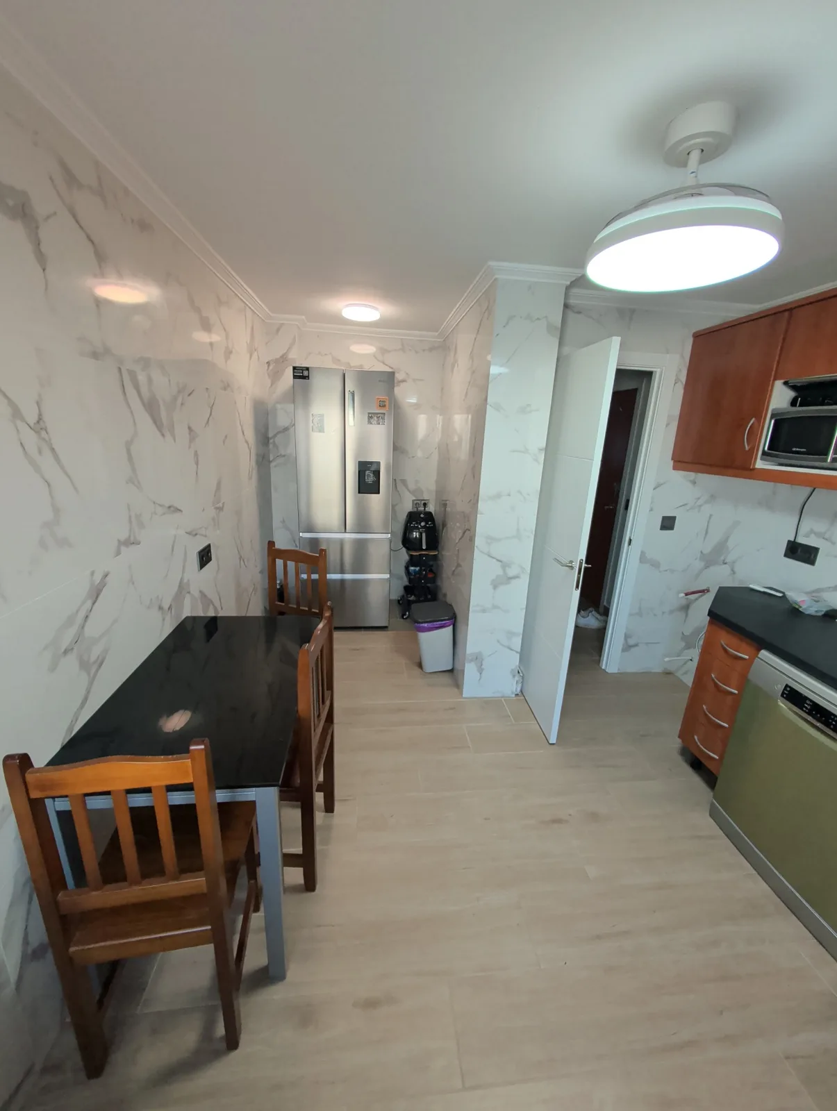 Vista de la cocina terminada con comedor y nuevos revestimientos