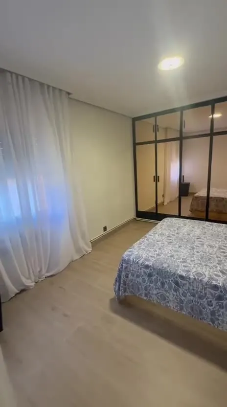 Dormitorio con suelo y paredes renovados