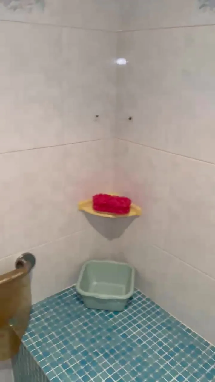 Ducha del baño original con suelo de mosaico azul