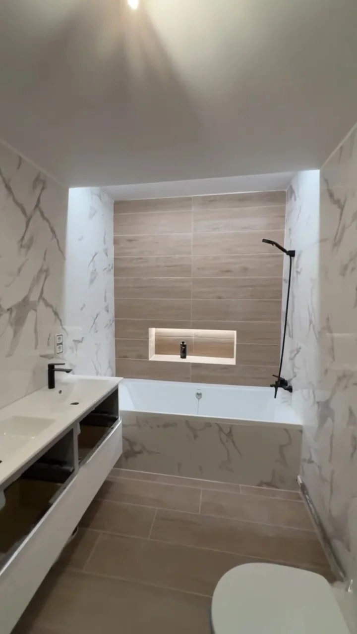 Revestimientos y hornacina del baño durante los remates
