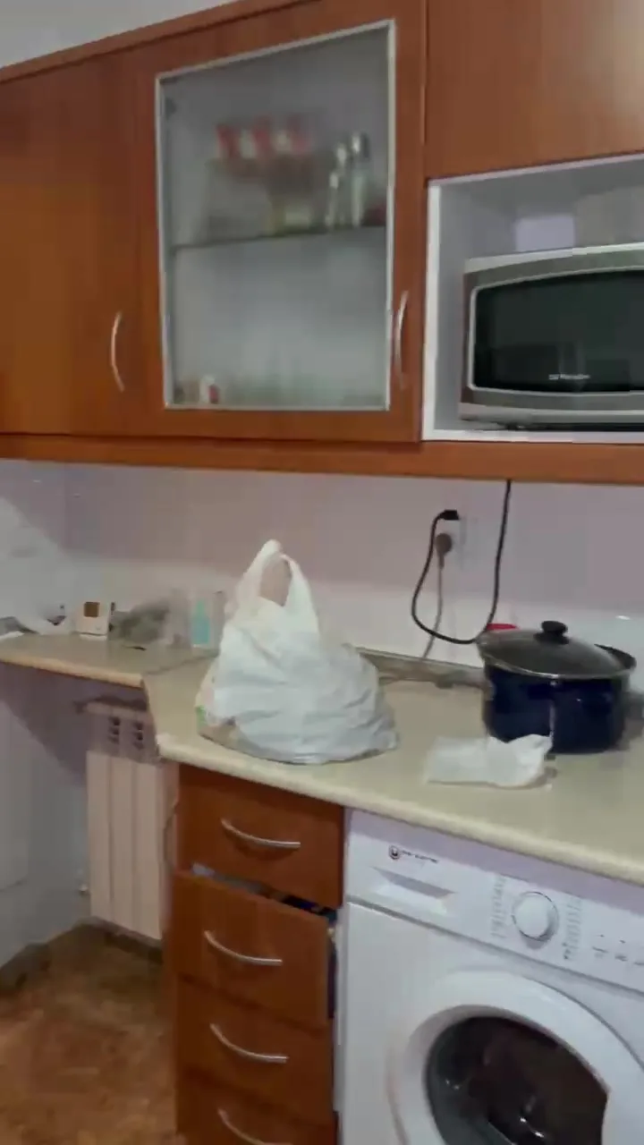 Cocina original con muebles, encimera clara, lavadora y pavimento anteriores