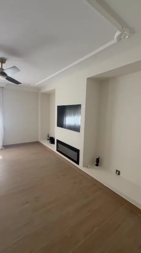 Salón terminado con chimenea y televisión