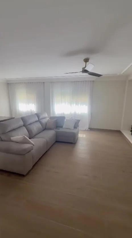 Salón terminado con sofá y cortinas