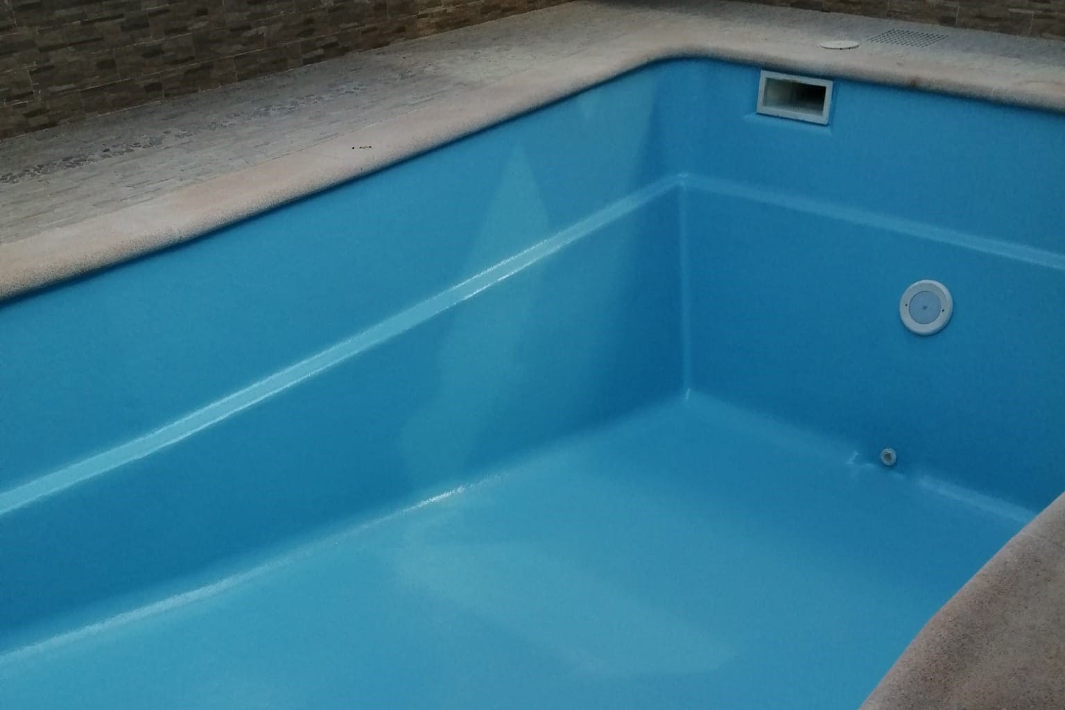 Piscina con revestimiento continuo renovado