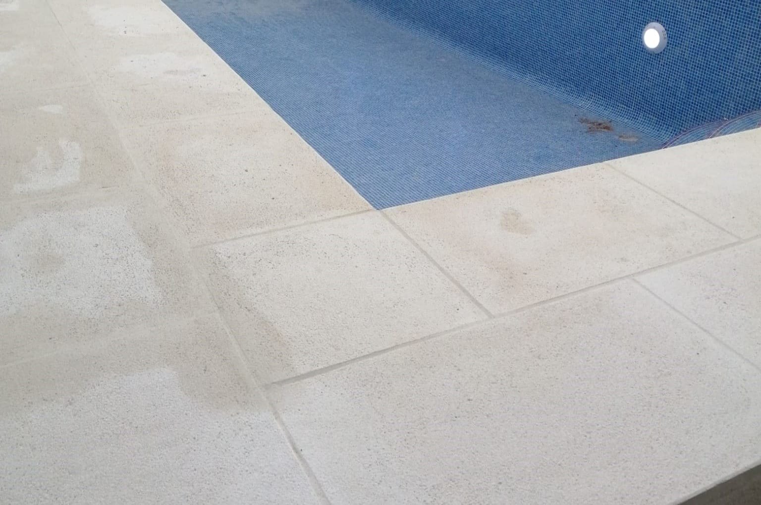 Renovación de coronación de piedra de piscina