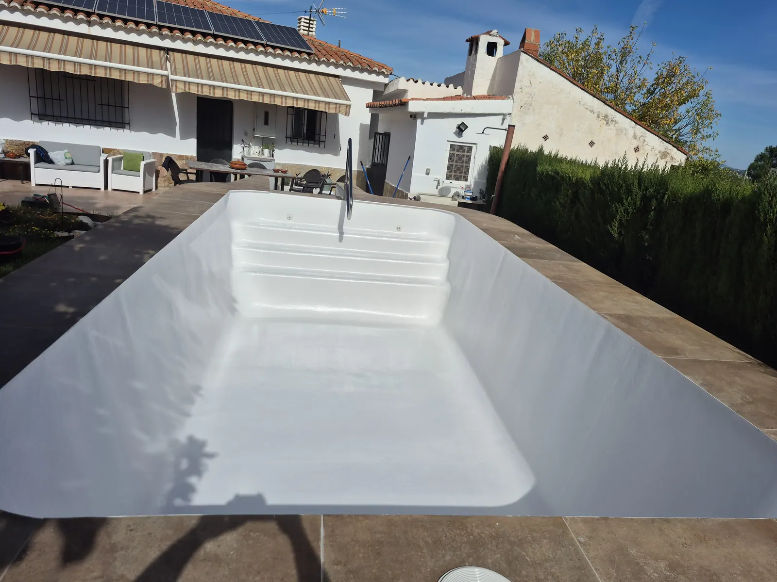 Piscina prefabricada de Chiva con acabado blanco y escalera integrada