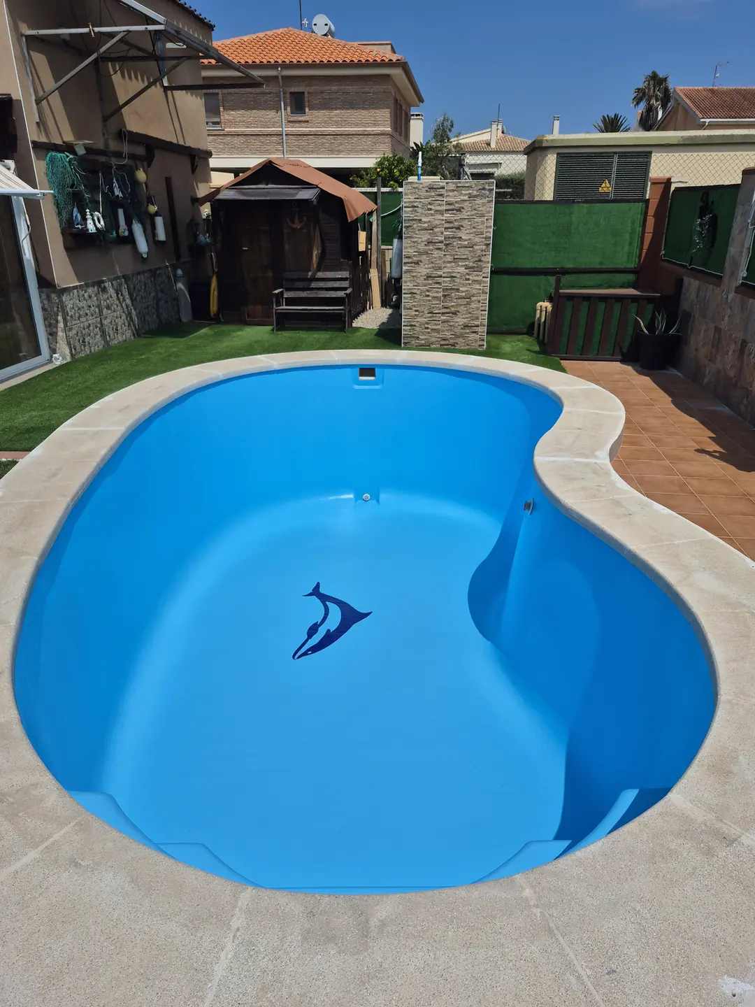 Piscina prefabricada curva de Cullera con acabado azul renovado