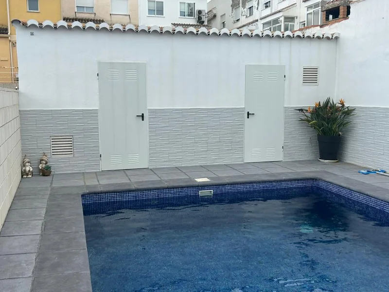 Piscina de gresite de Daimuz llena tras la reparación de la banda superior y el rejuntado
