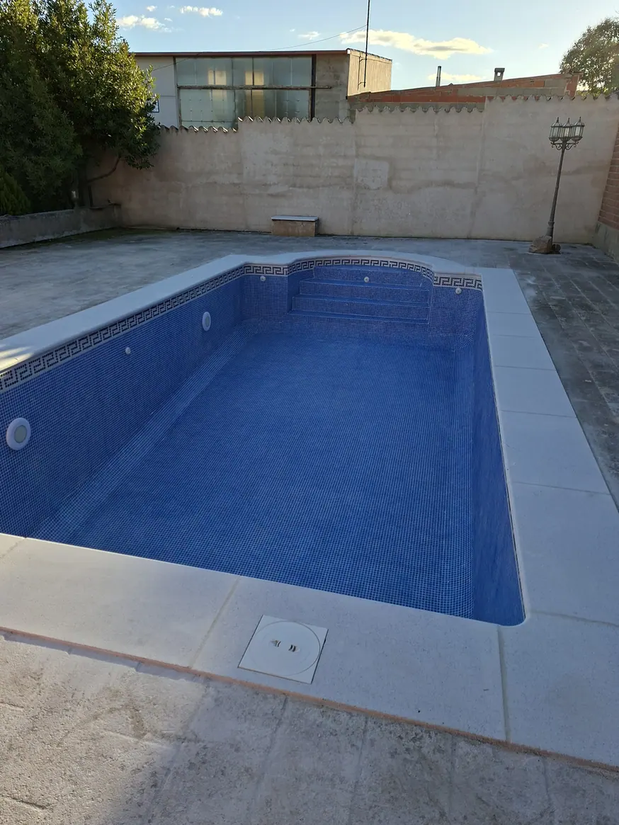 Piscina de gresite limpia y nueva coronación clara en Marjaliza