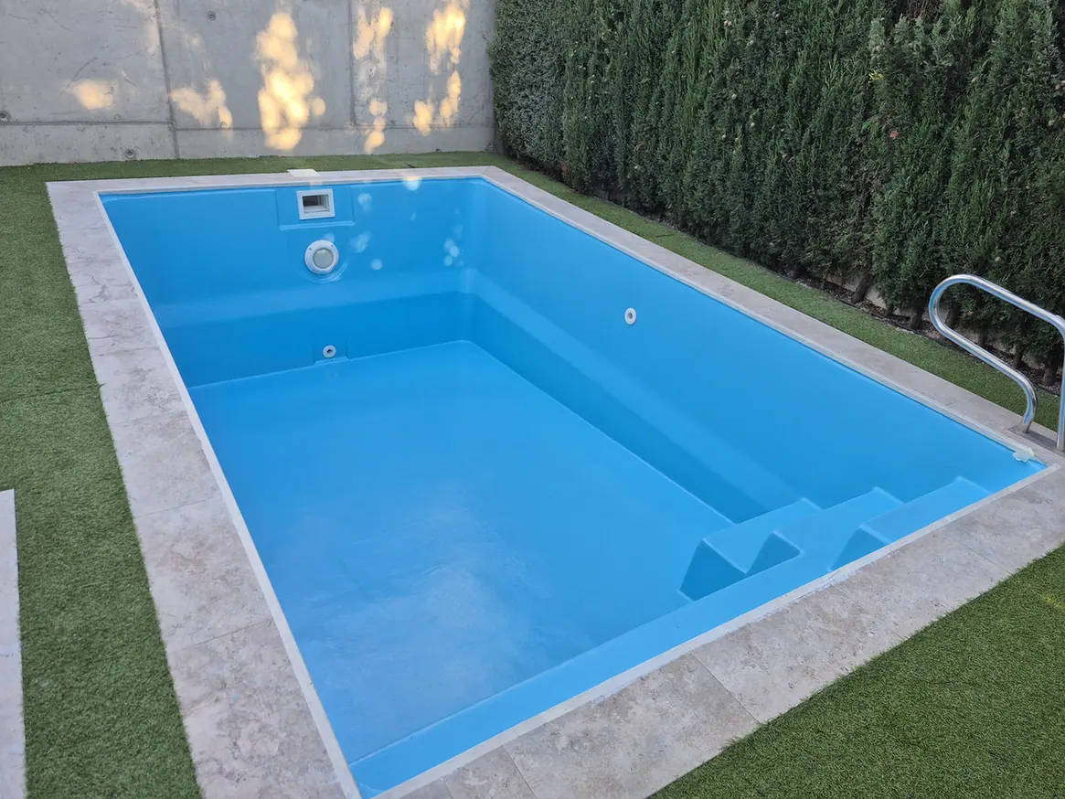 Piscina rectangular de Orihuela con acabado azul, escalera lateral y banco interior