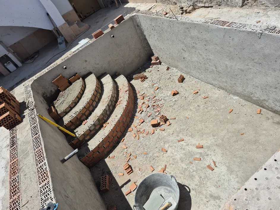 Vaso de obra y escalones semicirculares durante la construcción de una piscina en Socuéllamos