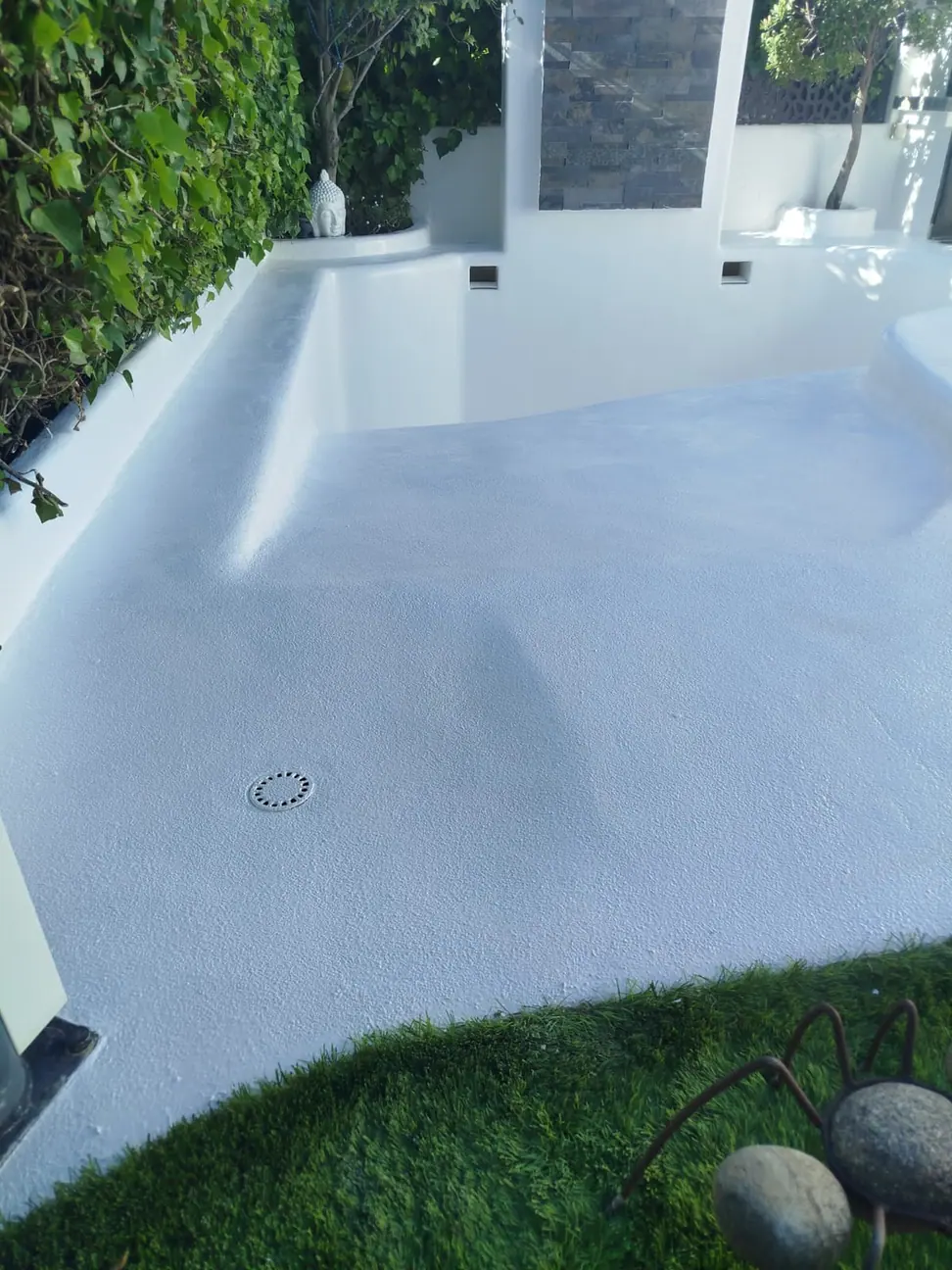 Piscina prefabricada de Valdemoro con acabado blanco renovado y vaso vacío