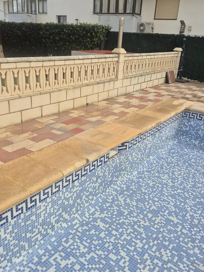 Borde y pavimento repuestos en la zona del skimmer de una piscina de Xeraco